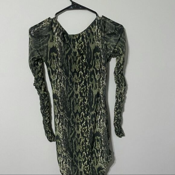 Prettylittlething Green Animal Print Mesh Ruched Curved Hem Bodycon MINI Dress - Picture 10 of 10